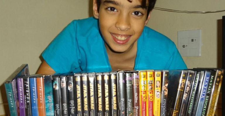 Matheus Costa e sua coleção de DVDs - Reprodução / BlogLog