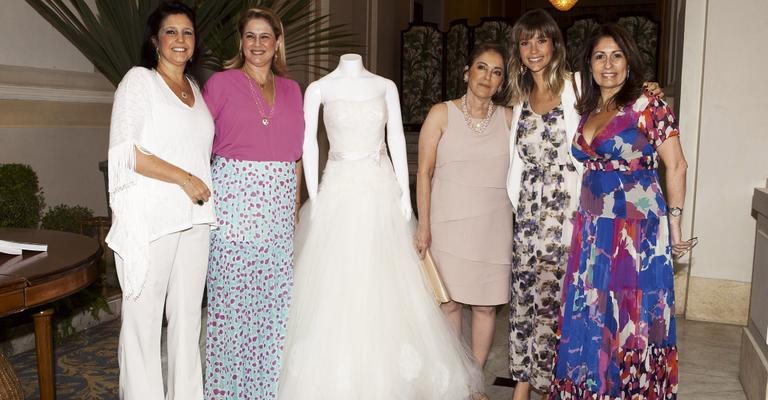 Clara, Glória, Dora Argollo, Juliana e Christina com vestido de noiva exibido no almoço. - Fabrizia Granatieri