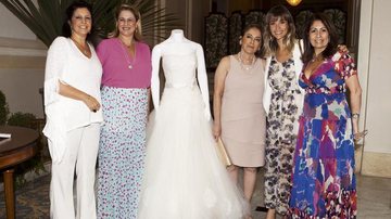 Clara, Glória, Dora Argollo, Juliana e Christina com vestido de noiva exibido no almoço. - Fabrizia Granatieri