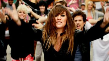 Kelly Clarkson lança clipe 'Stronger' com flashmob global - Reprodução