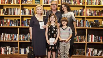 Em São Paulo, Olivetto lança sétimo livro ao lado da família: a mãe, Antonia, a mulher, Patricia, e os filhos Antônia e Theo. - Vagner Campos