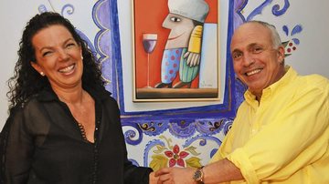 A banqueteira Tatá Cury assina almoço de bistrô e é felicitada por Gustavo Rosa, artista plástico, em São Paulo.