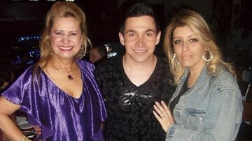 Em SP, Lilian Gonçalves recebe em um de seus bares o cantor Kley Tarcitano, que faz show aplaudido pela RP Christina Bueno.