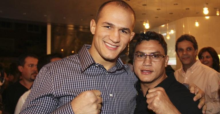 O lutador Junior dos Santos Cigano celebra sucesso no UFC com o ex-pugilista Acelino Freitas, o Popó, em loja de esportes, SP.