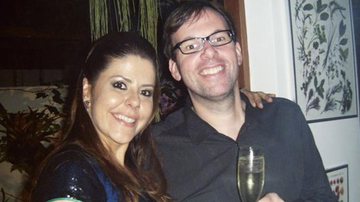 Taisa Campos e Marcelo Bonfá festejam em SP os 35 anos dela e o êxito da escola de gastronomia, também dela.