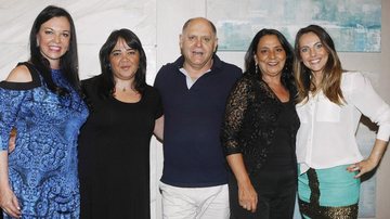 Em SP, Sueli Adorni e Letícia Frare, nas pontas, são felicitadas por Angelica Carvalho, Walter Zaniratto e Nagila Chacur.