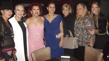 A cantora Desirée (de rosa) se apresenta para Sula Gava, Roberta Aun, Maria Helena Monteiro de Barros, Heloisa Lopes Ferraz, Emiliana Queluz e Marcela Galvanin em clube de SP.
