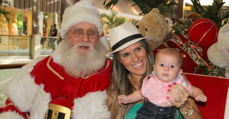 Fernanda Pontes leva a filha Maria Luiza para conhecer o Papai Noel - Daniel Delmiro / agNews