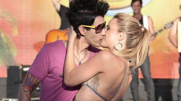 Gusttavo Lima e Karen Kounrouzan assumem namoro no palco do 'Caldeirão' - Divulgação/TV Globo