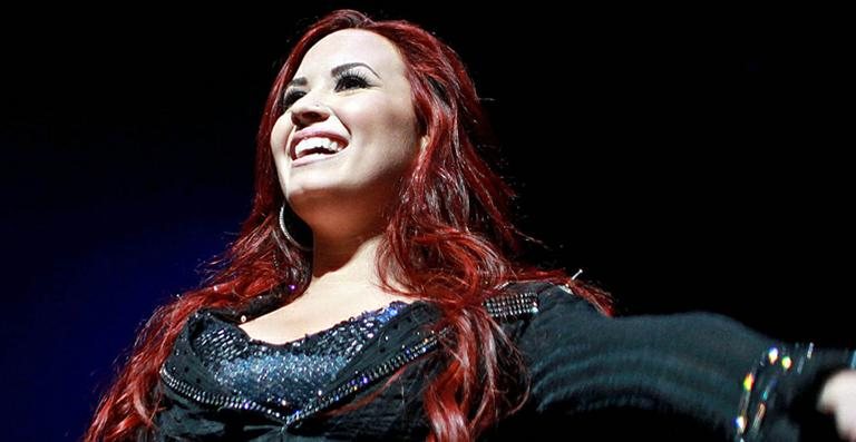 Com novo visual, Demi Lovato se apresenta em Porto Rico - Splash News