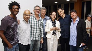 A atriz entre Hélio de la Peña, Claudio Manoel, Hubert, Beto Silva, o diretor Victor Lopes e Marcelo Madureira. - Agnews