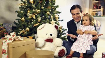 O apresentador grava vinheta de Natal com a neta, Clarice - Ana Carolina Lopes