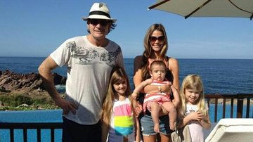 Charlie Sheen: Natal e ano novo com ex-mulher e filhos - Reprodução Twitter