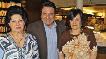 Sylvia Maluf, Mario Sergio Garcia e Ilda Zarzur no lançamento do livro Projeto Bi, em livraria de São Paulo.
