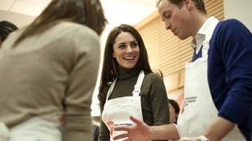 Príncipe William e Kate Middleton se divertem durante aula de culinária em instituição de caridade de Londres - Reuters