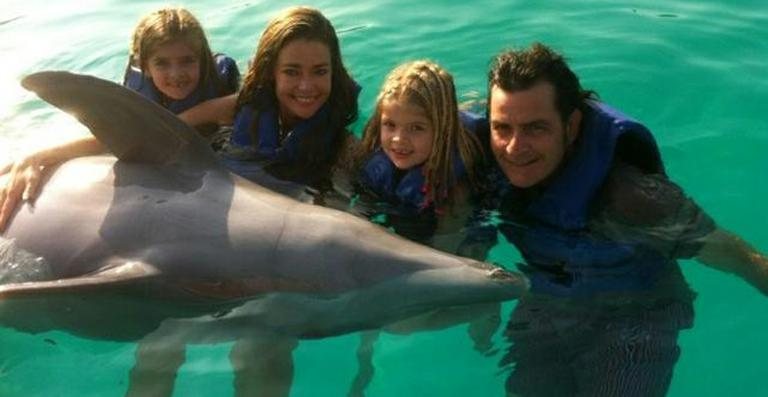 Charlie Sheen mergulha com golfinho, ex-mulher e filhas - Reprodução/Facebook