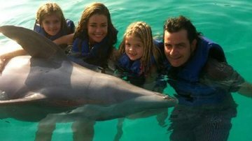 Charlie Sheen mergulha com golfinho, ex-mulher e filhas - Reprodução/Facebook