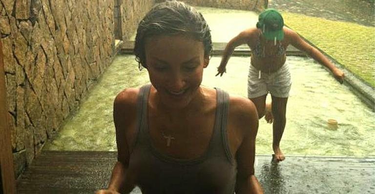 Claudia Leitte toma banho de chuva com a prima, Maria Julia - Reprodução/Twitter