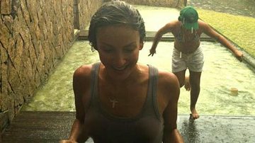 Claudia Leitte toma banho de chuva com a prima, Maria Julia - Reprodução/Twitter