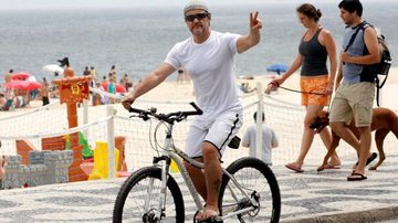Para manter a boa forma, Antônio Calloni anda de bicicleta no Rio - Wallace Barbosa / AgNews