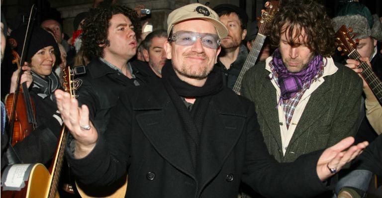 Bono Vox se apresenta em rua de Dublin para arrecadar fundos para a caridade - The Grosby Group