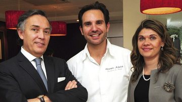 Diretor geral de hotel de luxo francês, François Delahaye recebe o chef Christophe Michalak e a dir. de vendas Gloria Mendez.