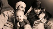 Justin Bieber com o pai e os irmãos - Twitter / Reprodução