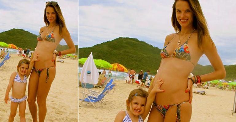 Alessandra Ambrosio exibe a barriguinha de gravidez e ganha carinho da filha Anja - Reprodução/Facebook