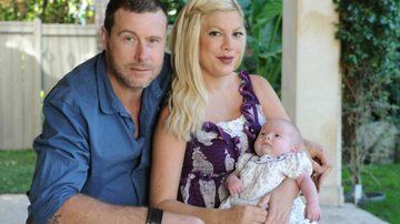 Tori Spelling com o marido, Dean McDermott, e sua filha recém-nascida, Hattie Margaret - The Grosby Group