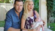 Tori Spelling com o marido, Dean McDermott, e sua filha recém-nascida, Hattie Margaret - The Grosby Group