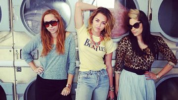 Miley Cyrus,  Brandi e Denika Doll - Reprodução/Twitter
