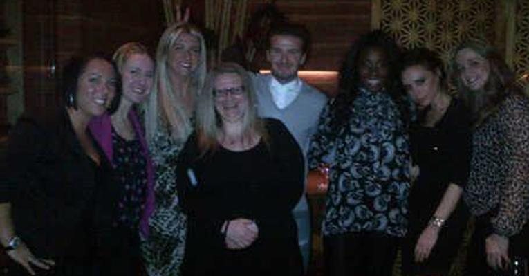 David Beckham com a esposa Victoria, as irmãs Joanne e Lynne e amigas da aniversariante - Reprodução/Facebook