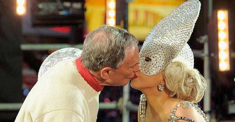 Lady Gaga beija Michael Bloomberg no Ano Novo - Getty Images