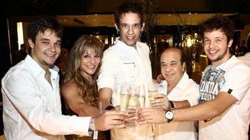 Leandro, Kiko e Bruno celebram o ano novo com os pais Cristina e Franco Scornavacca - Carlos Prates