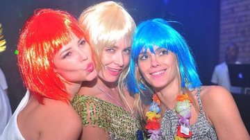 Paola Oliveira, Angélica e Carolina Dieckmann se divertem com perucas coloridas no réveillon - Reprodução/Twitter