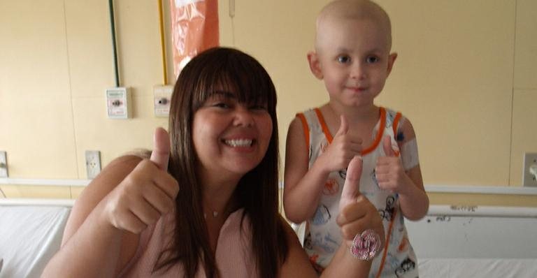 Fabiana Karla visita crianças com câncer em Pernambuco - Divulgação