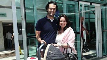 Cristiano Saab e Mariana Belém deixam a maternidade com Laura - Manuela Scarpa/PhotoRioNews