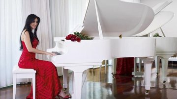 Na sala do apartamento carioca, a potiguar toca no piano branco sua versão para Atrás da Porta, da trilha de A Vida da Gente. - César Alves