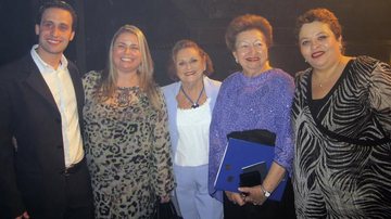 Em SP, Kiki Wertheimer, Iza Mansur, Geni Rinski, Berta Kramer e Regis Karlik em apresentação de coral em honra da Organização Feminina Wizo de São Paulo.