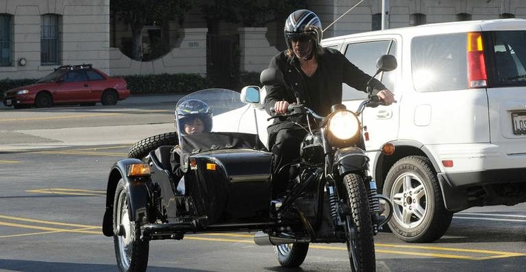 Brad Pitt passeia de moto com Pax pelas ruas de Los Angeles - GrosbyGroup