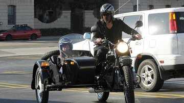 Brad Pitt passeia de moto com Pax pelas ruas de Los Angeles - GrosbyGroup