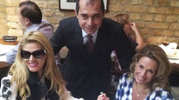 A empresária Val Marchiori almoça com Adriane Armelin em restaurante italiano, em SP, e é saudada pelo staff.