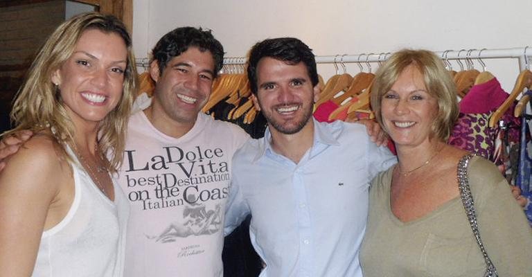 Marco Ferrão, Diego Jatobá, secretário de Turismo de Ipojuca, PE, e Sonia Matheus no lançamento, em SP, de coleção da grife da...