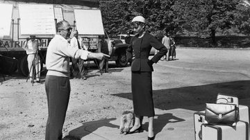 Foi em 1961 que a atriz Audrey Hepburn, no filme Bonequinha de Luxo, eternizou a elegância do pretinho básico. O modelo clássico, curto e simples, surgiu apenas na segunda metade dos anos 1920, criado pela estilista Coco Chanel. Antes disso, a cor preta - Getty Images