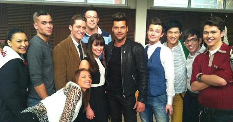 Ricky Martin posa com elenco de 'Glee' - Reprodução/Twitter