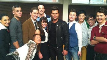 Ricky Martin posa com elenco de 'Glee' - Reprodução/Twitter