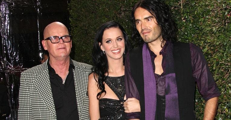 Katy Perry e Russell Brand ao lado do pai da cantora, Keith - Getty Images