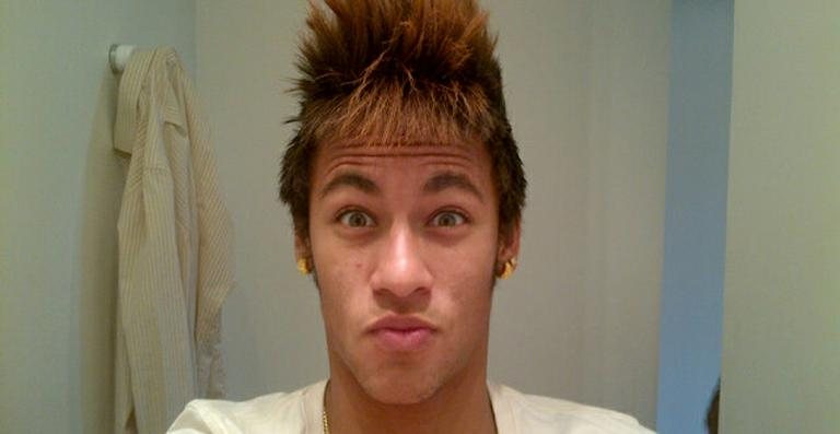 Neymar mudar o corte de cabelo, com 1 % - Reprodução / Twitter