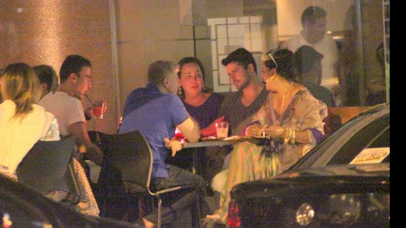 Claudia Jimenez e Miguel Falabella jantam juntos com amigos no Rio - Fausto Candelária / AgNews