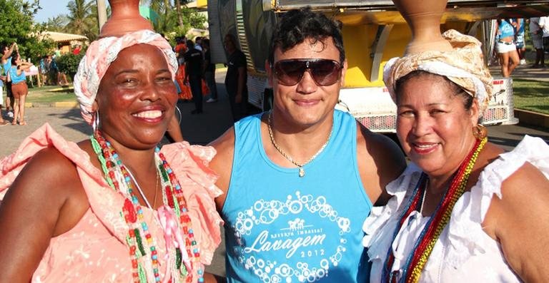 Acelino Popó se diverte em festa do litoral norte de Salvador - Uran Rodrigues